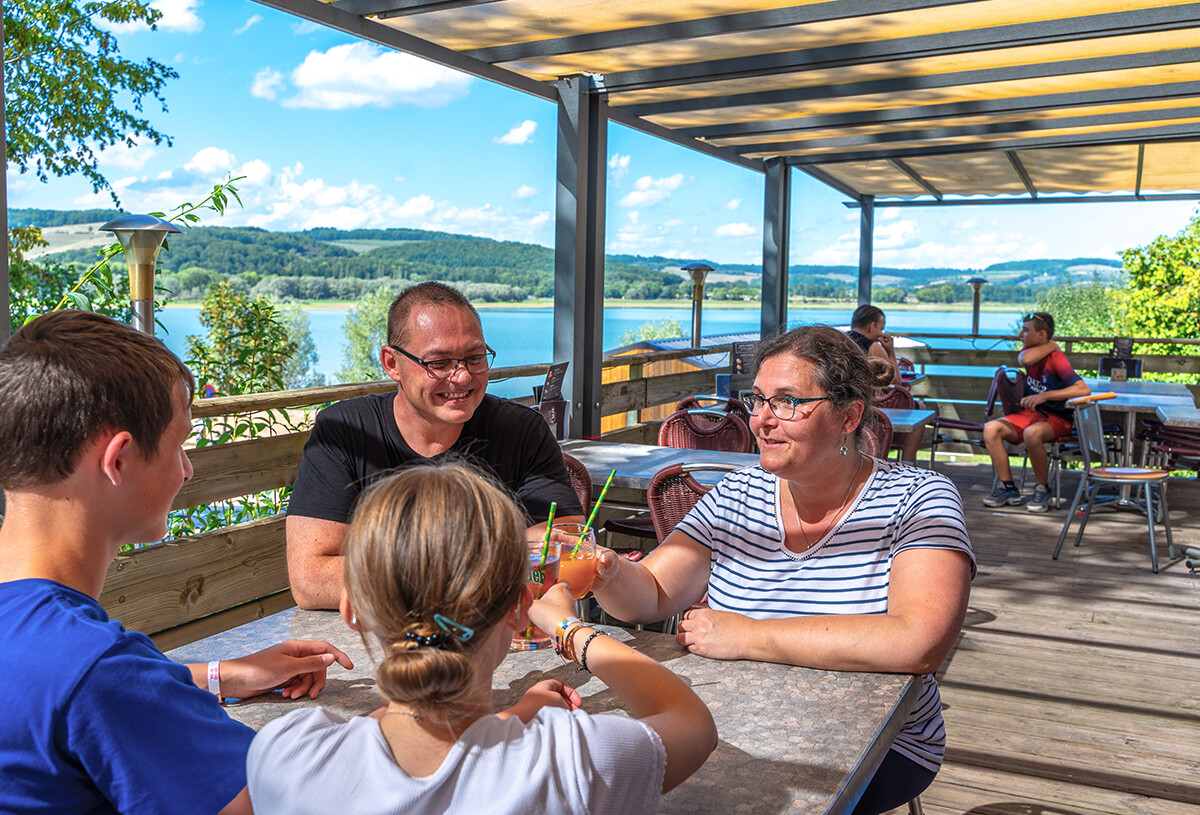 slider-10_lac-de-panthier-terrasse-bar-85061600_0.jpg